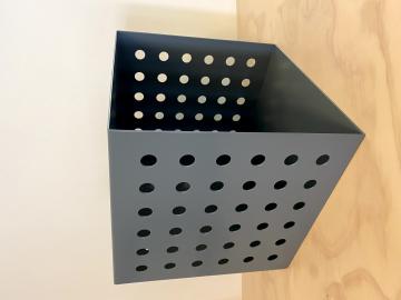Væghængt metalreol